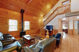 Relaxing three-bedroom dog-friendly cabin wfull kitchen, firepit & AC