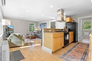 Charming coastal cottage with deck, grill, firepit, and jetted tub