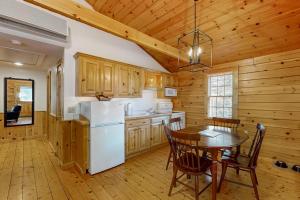 Cabin surrounded in nature walks, equipped with kitchen, fireplace, AC
