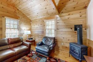 Cabin surrounded in nature walks, equipped with kitchen, fireplace, AC