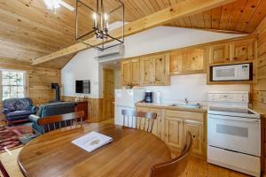Cabin surrounded in nature walks, equipped with kitchen, fireplace, AC