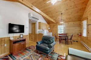 Cabin surrounded in nature walks, equipped with kitchen, fireplace, AC