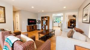 3BR 2BA Beacon Hill Backyard Oasis -Firepit,BBQ Deck, Workspaces and Parking
