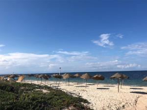 Sea View 1BD Apartment Pool 2-Min Walk to Beach