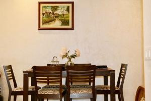 Elegant 2-Bedroom Apartment with Pool