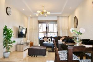 Elegant 2-Bedroom Apartment with Pool
