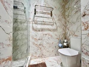 Elegant 2-Bedroom Apartment with Pool