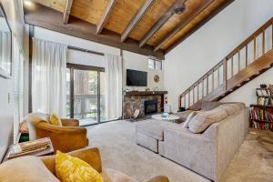 Modern home with pool hot tub & free WiFi - near the lake & ski lifts