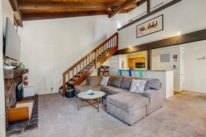 Modern home with pool hot tub & free WiFi - near the lake & ski lifts