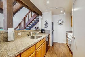Modern home with pool hot tub & free WiFi - near the lake & ski lifts