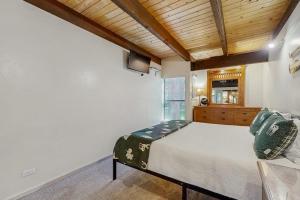 Modern home with pool hot tub & free WiFi - near the lake & ski lifts