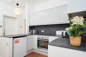 Sunny and Spacious Two bedroom Apartment in Elegant Townhouse in Notting Hill