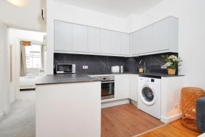 Sunny and Spacious Two bedroom Apartment in Elegant Townhouse in Notting Hill