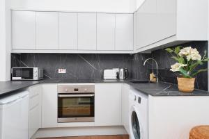 Sunny and Spacious Two bedroom Apartment in Elegant Townhouse in Notting Hill