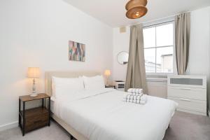 Sunny and Spacious Two bedroom Apartment in Elegant Townhouse in Notting Hill