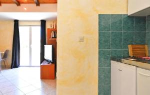 1 Bedroom Beautiful Apartment In Pomer