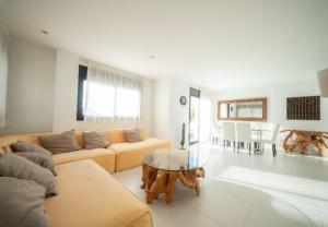 Espectacular villa en Santa eularia ibiza je