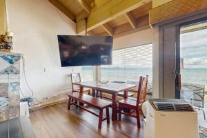 Lakefront condo with lake views grill fireplace hot tub & pool