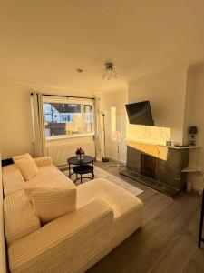 Stylish 3BR Maisonette Near London