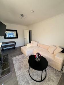 Stylish 3BR Maisonette Near London