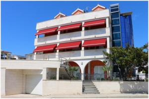 Apartments with WiFi Primosten - 27857