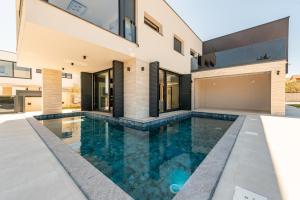 Holiday house with a swimming pool Vir - Lozice, Vir - 27818