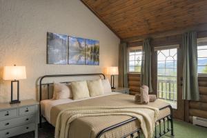 The Moose Hoose Hot Tub W Views Game Room