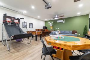 The Moose Hoose Hot Tub W Views Game Room