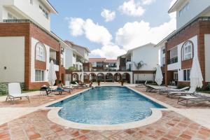 Go for Romantic Beach Strolls from a Quiet Condo cvc2b