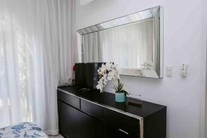 Go for Romantic Beach Strolls from a Quiet Condo cvc2b