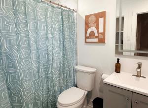 Downtown Double King Apt Walkable Everything