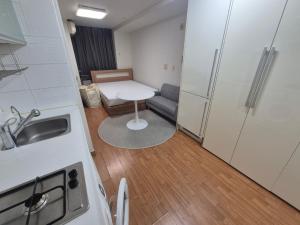 2409#SpaciousStudio #5MinToYeoksam #AirportLimousine #EasySubwayAccess #GangnamBusinessHub