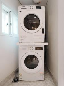 New Renovated, 홍대역6분, 방3침대4, 완벽한 청소!