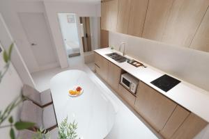 New Renovated, 홍대역6분, 방3침대4, 완벽한 청소!