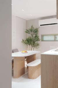 New Renovated, 홍대역6분, 방3침대4, 완벽한 청소!
