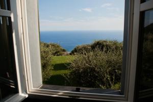 Zimmer mit Kingsize-Bett und Meerblick