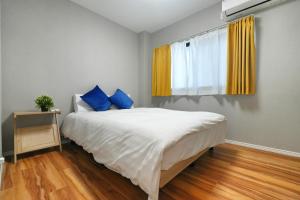 ZJ401 Top-Floor 1BR Home with Living Room and Kitchen, Double Bed and Sofa Bed