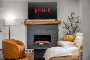 Newly Remodeled Hot Tub Fire Pit Game Room