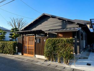 Guest house Watanabe 日本酒で乾杯する1日1組の和モダン貸切ヴィラ EV充電可