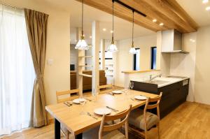 Guest house Watanabe 日本酒で乾杯する1日1組の和モダン貸切ヴィラ EV充電可