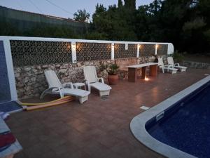 Castelo do Mar, 3 bedroom villa with private pool in large garden, 400m to beach and close to village