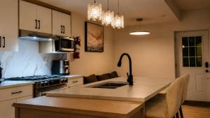 Upscale Basement Suite Private Entry Sleeps 4