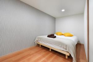 BSY101 Iriya 4 Min, Walk to Ueno, Spacious 3BR Duplex, Sleeps 9