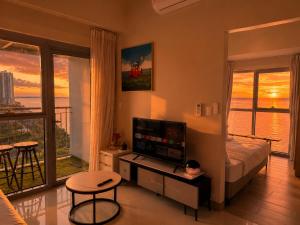 Modern Condo next to Okada Manila near MOA and Airport