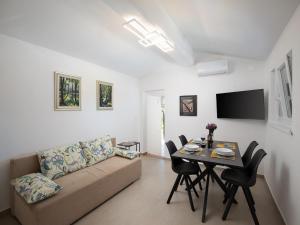 Villa with private pool, summer kitchen