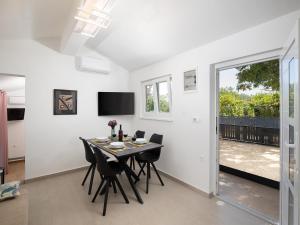 Villa with private pool, summer kitchen
