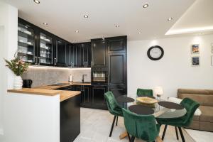 New Luxury Apartment with balcony and free parking in the garage