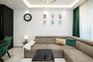 New Luxury Apartment with balcony and free parking in the garage