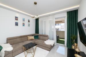 New Luxury Apartment with balcony and free parking in the garage