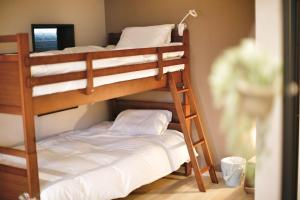 DJX1F Honjo Azumabashi 2 Min Walk to Asakusa 30 sqm Room with Bunk Bed Single Bed and Work Desk Sleeps 3